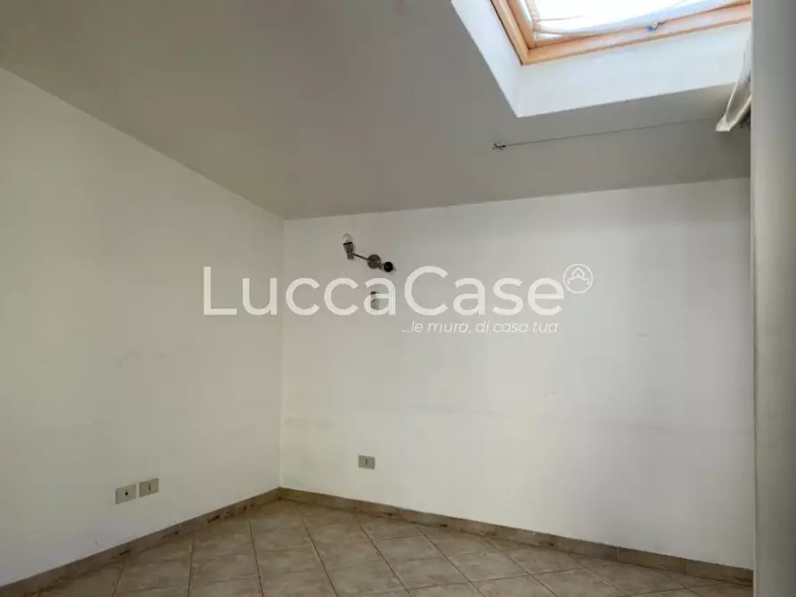 Immagine 16 di Ufficio in affitto  a Lucca