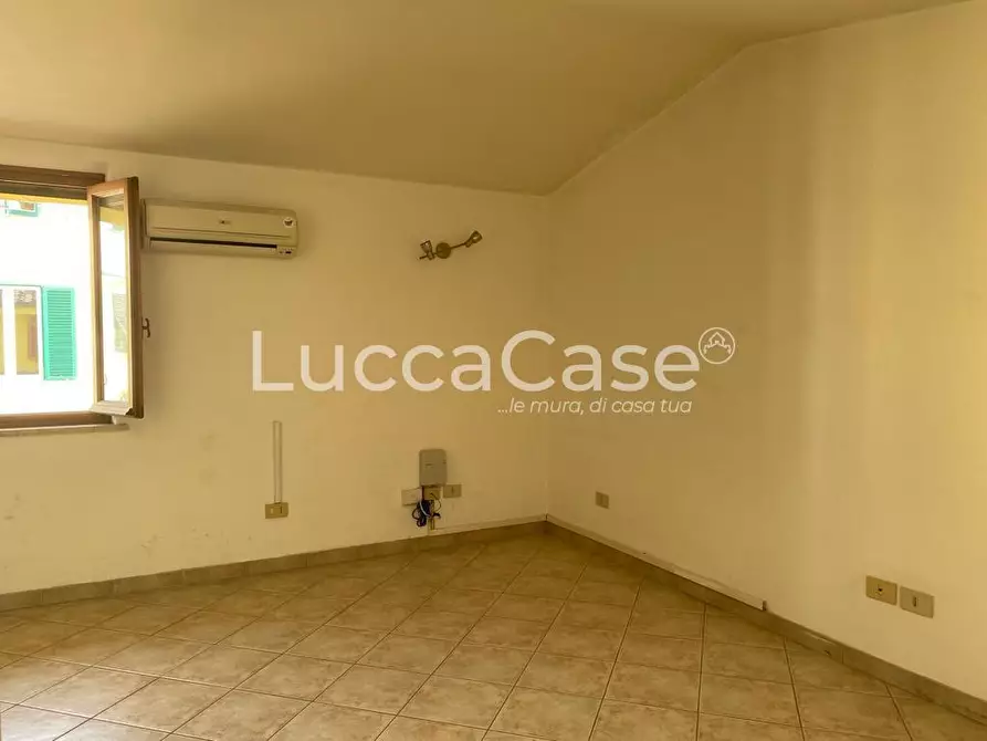 Immagine 10 di Ufficio in affitto  a Lucca