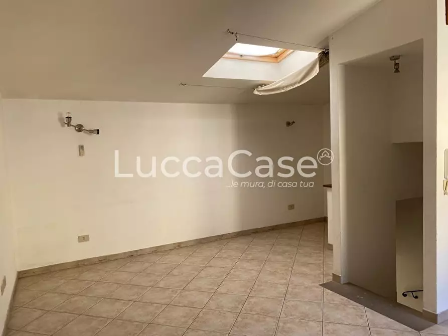 Immagine 9 di Ufficio in affitto  a Lucca