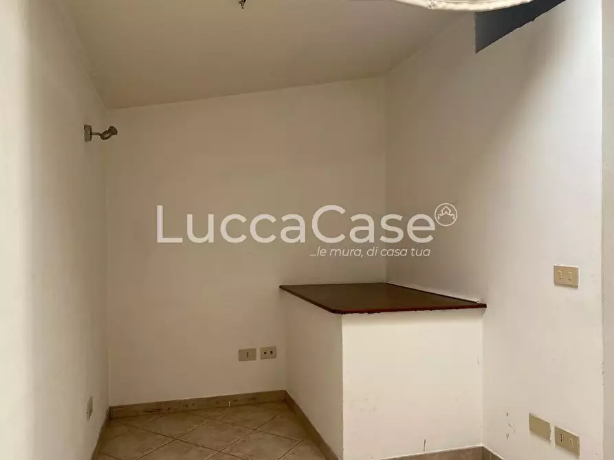 Immagine 11 di Ufficio in affitto  a Lucca