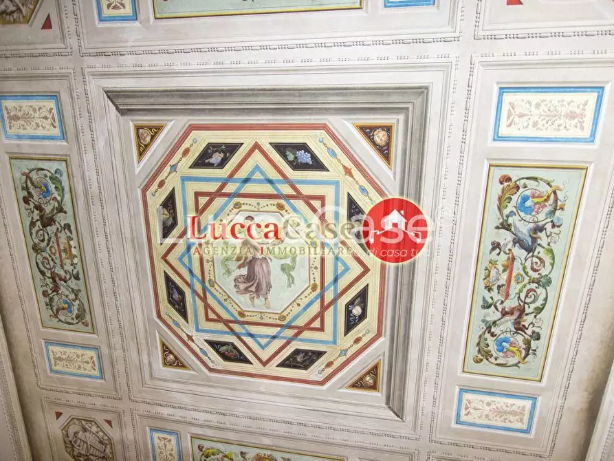 Immagine 17 di Appartamento in vendita  a Lucca