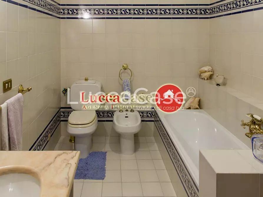 Immagine 11 di Appartamento in vendita  a Lucca