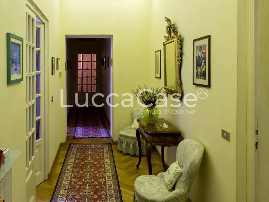 Immagine 17 di Appartamento in vendita  a Lucca