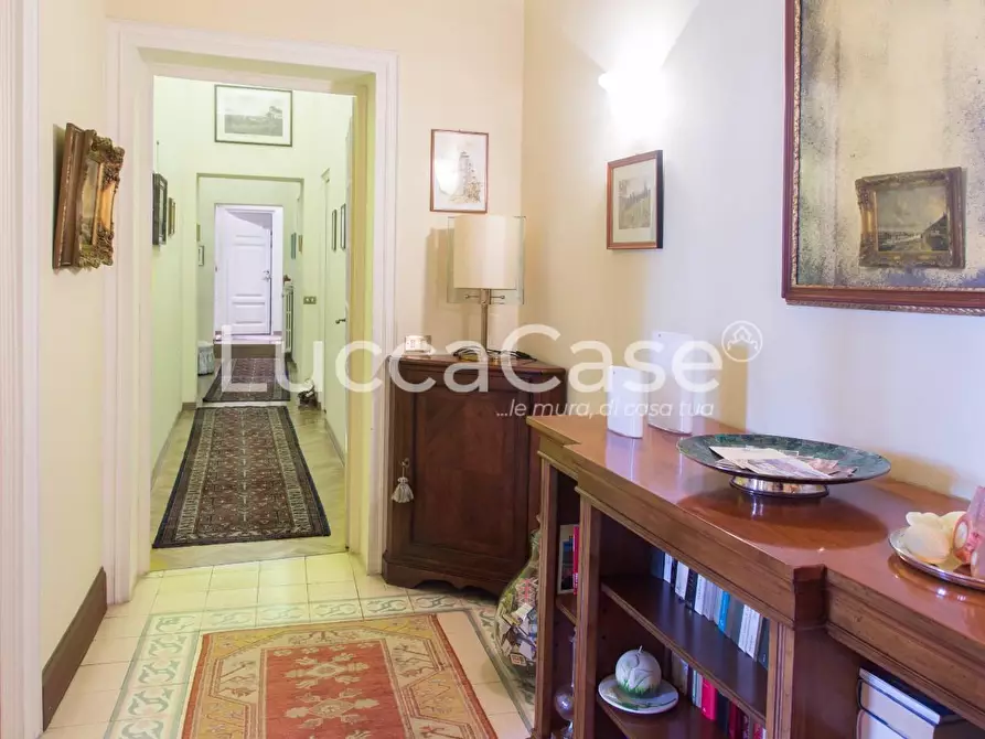 Immagine 11 di Appartamento in vendita  a Lucca
