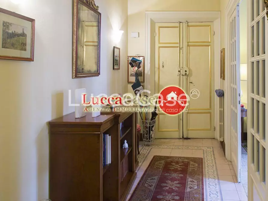Immagine 12 di Appartamento in vendita  a Lucca