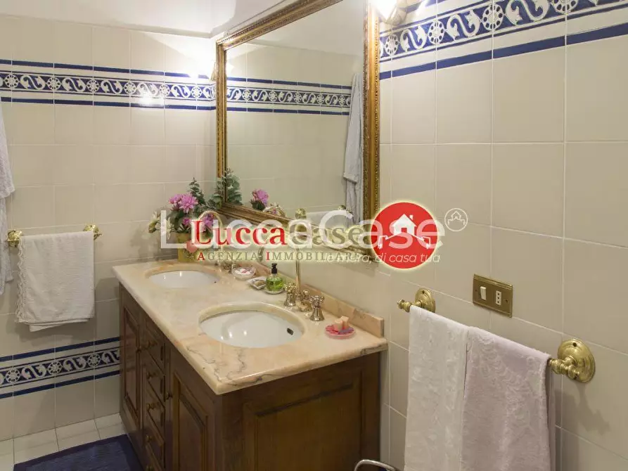 Immagine 9 di Appartamento in vendita  a Lucca