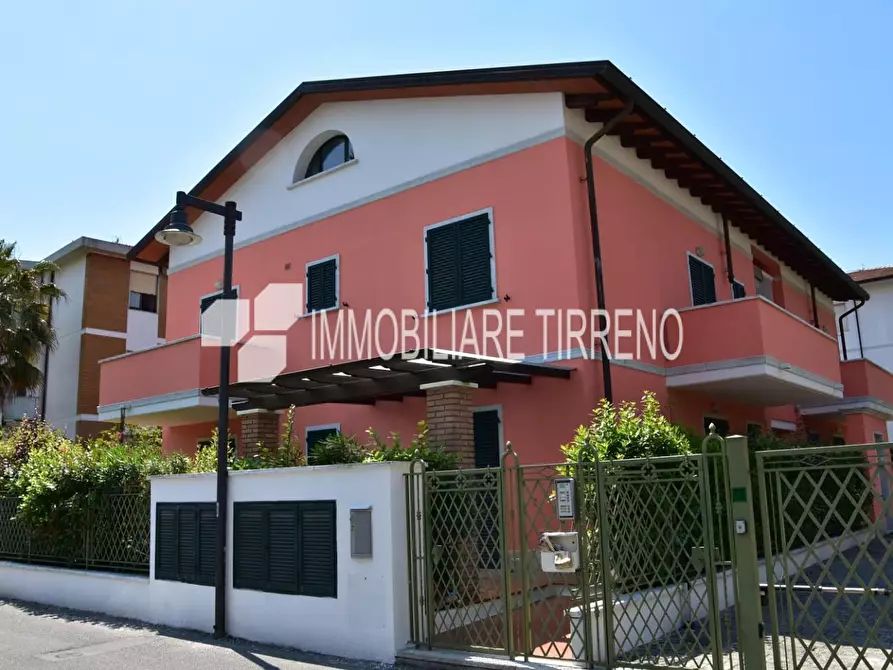 Immagine 1 di Mansarda in affitto  a Massa