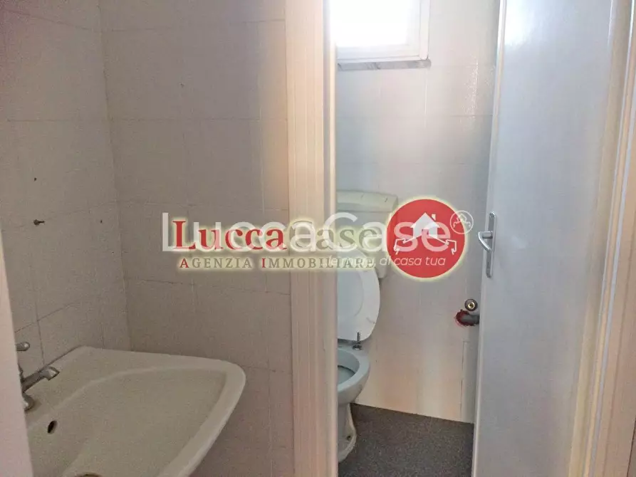 Immagine 8 di Ufficio in affitto  a Lucca