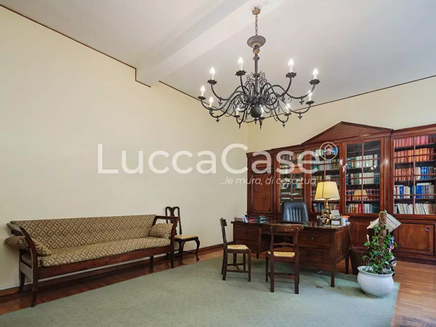 Immagine 5 di Appartamento in vendita  a Lucca