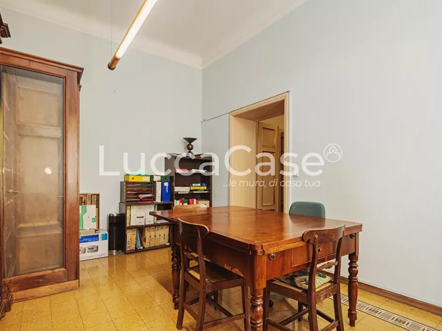 Immagine 11 di Appartamento in vendita  a Lucca