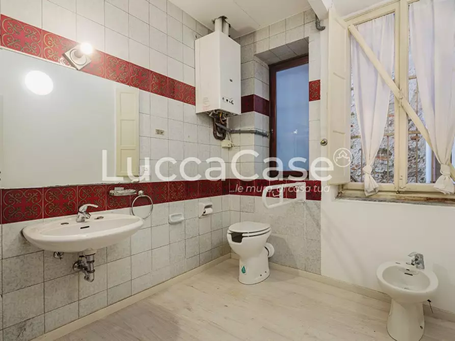 Immagine 23 di Appartamento in vendita  a Lucca