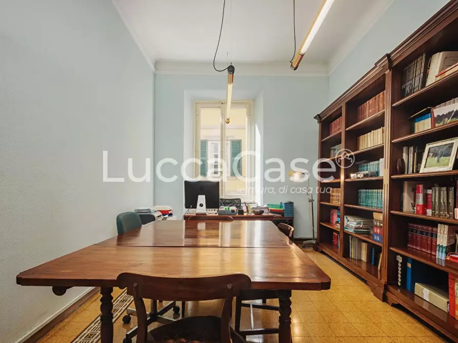 Immagine 13 di Appartamento in vendita  a Lucca