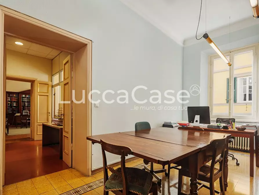 Immagine 12 di Appartamento in vendita  a Lucca