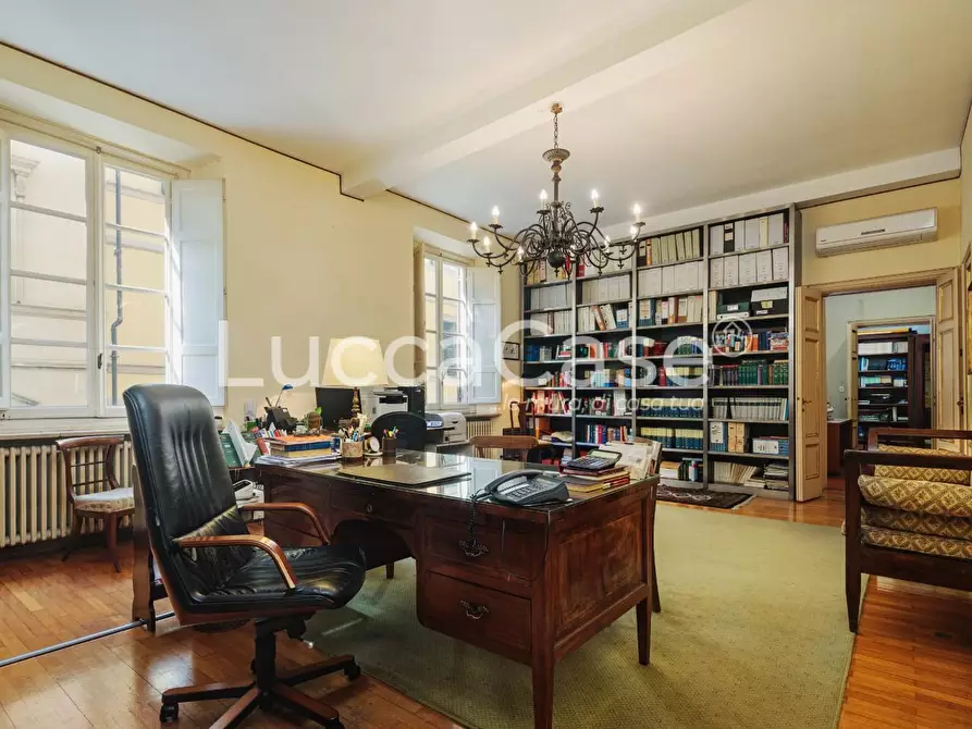 Immagine 1 di Appartamento in vendita  a Lucca