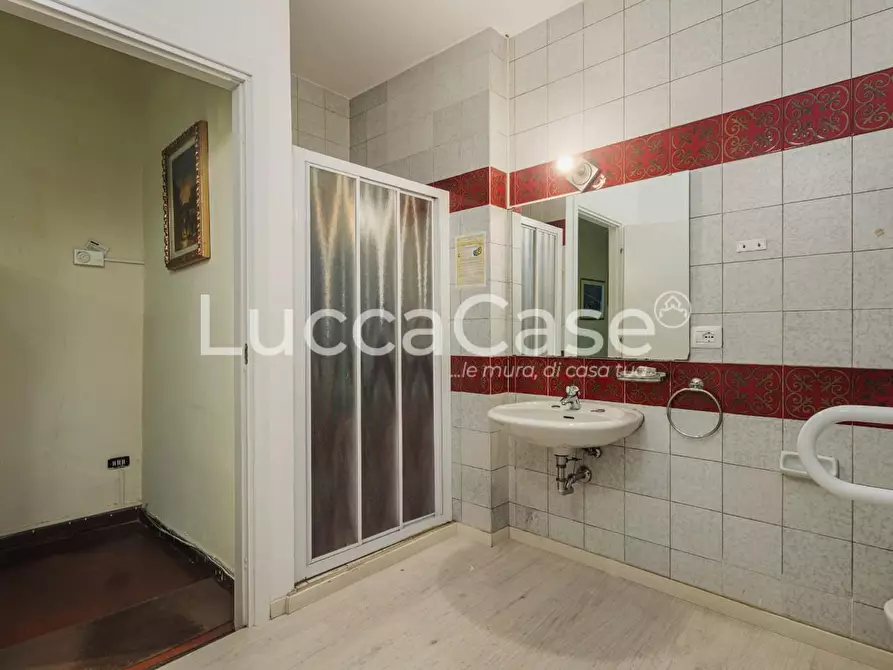 Immagine 24 di Appartamento in vendita  a Lucca