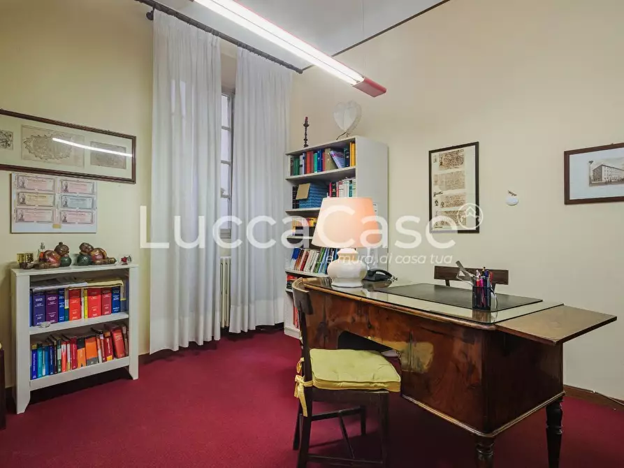 Immagine 18 di Appartamento in vendita  a Lucca