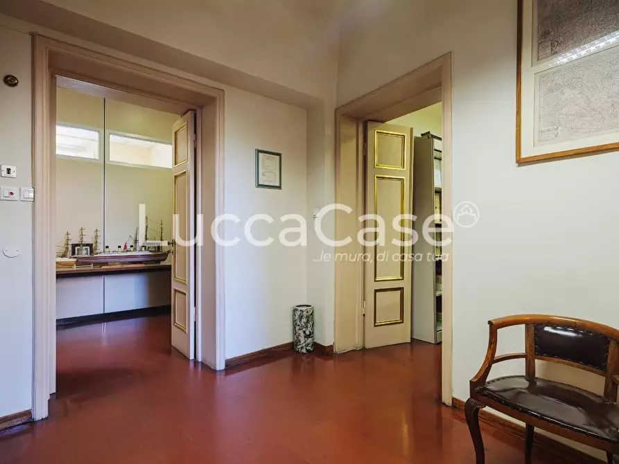 Immagine 21 di Appartamento in vendita  a Lucca