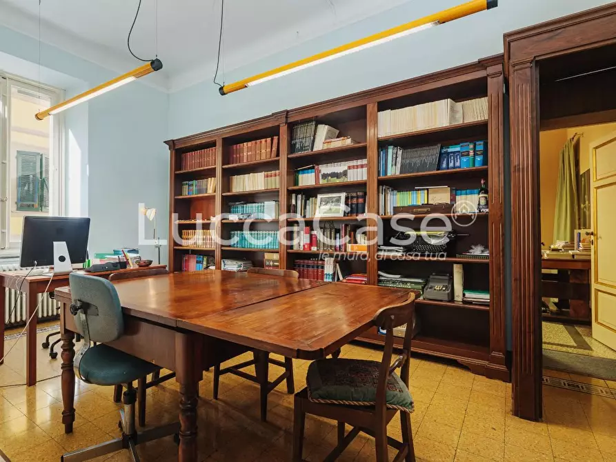 Immagine 10 di Appartamento in vendita  a Lucca