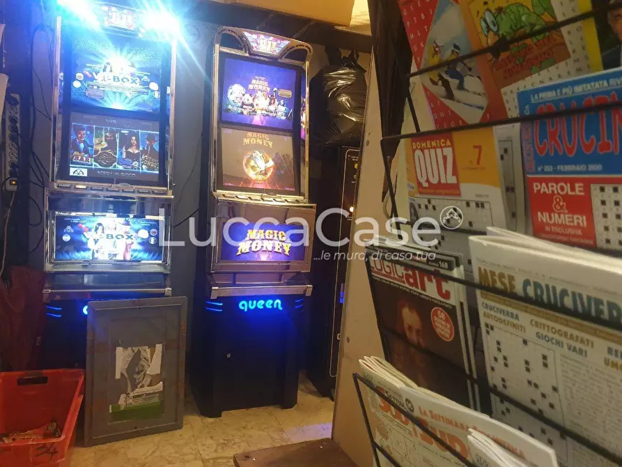 Immagine 8 di Attività commerciale in vendita  a Lucca