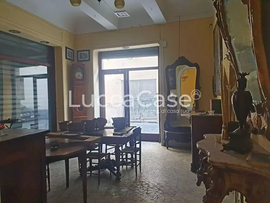 Immagine 7 di Negozio in affitto  a Lucca