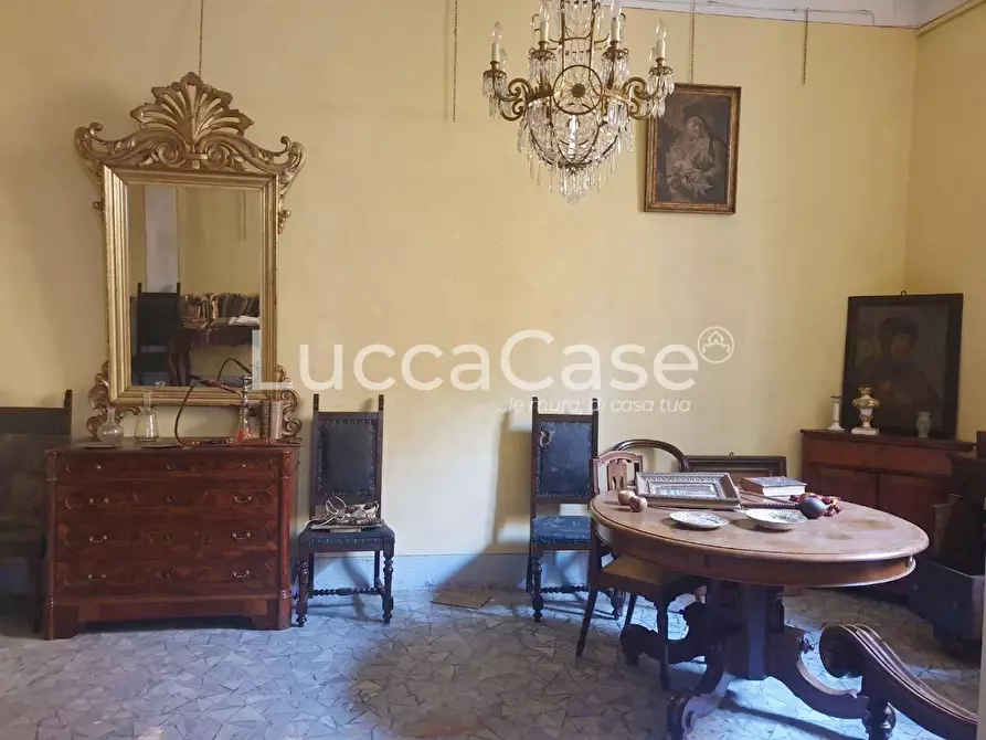 Immagine 9 di Negozio in affitto  a Lucca