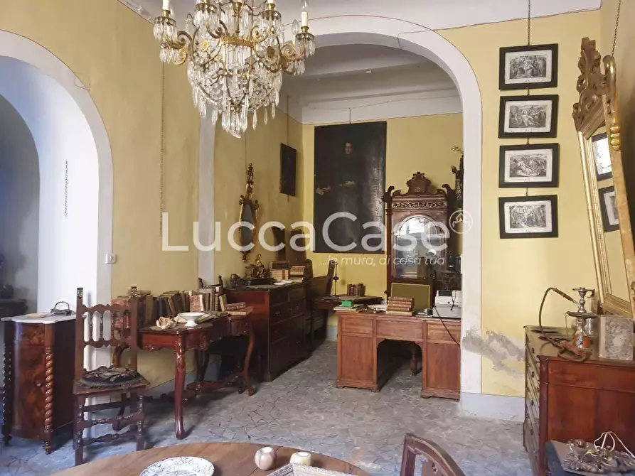 Immagine 3 di Negozio in affitto  a Lucca