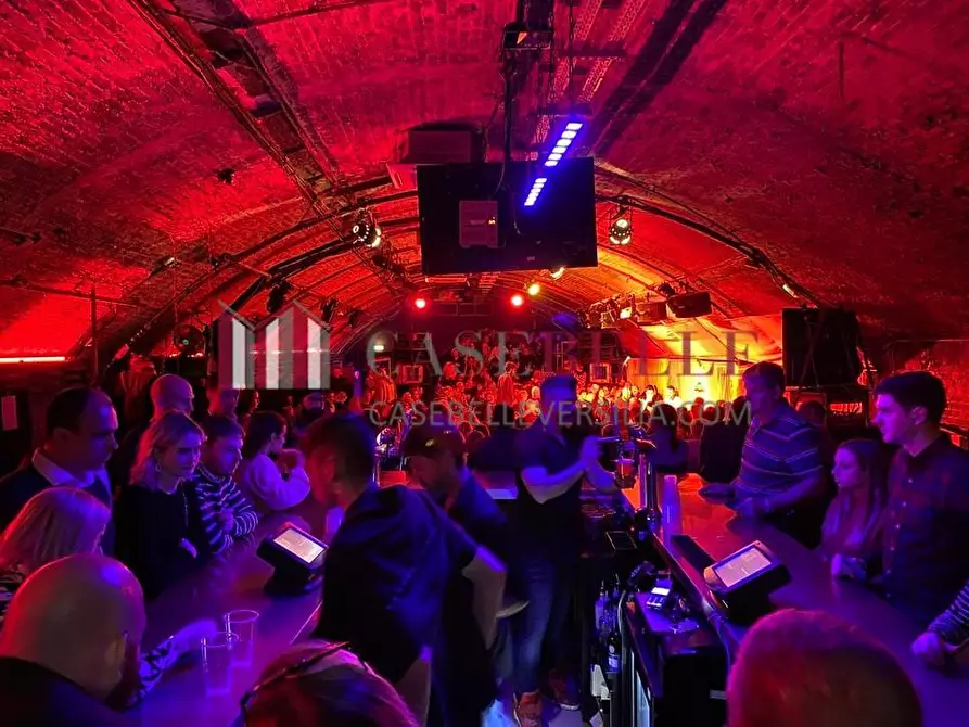 Immagine 1 di Attività commerciale in affitto  a Viareggio