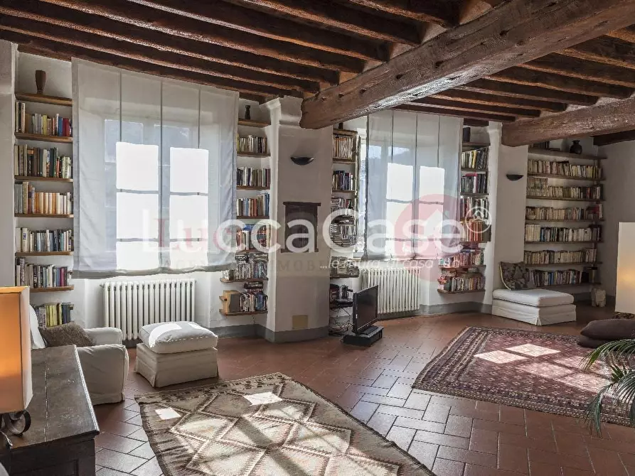 Immagine 16 di Appartamento in vendita  a Lucca