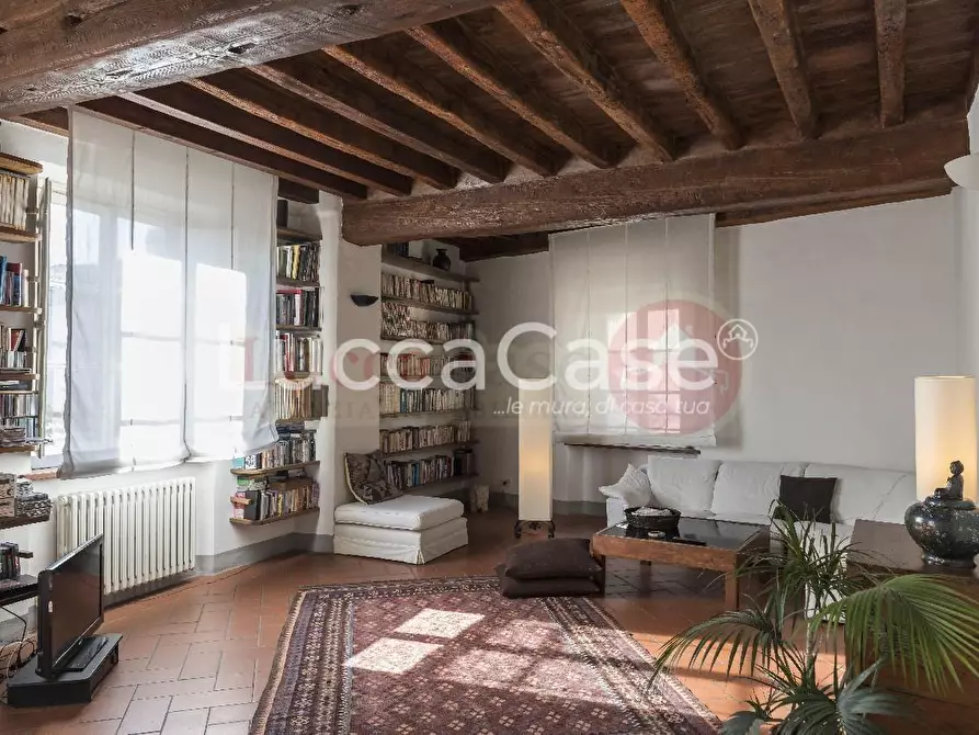 Immagine 13 di Appartamento in vendita  a Lucca