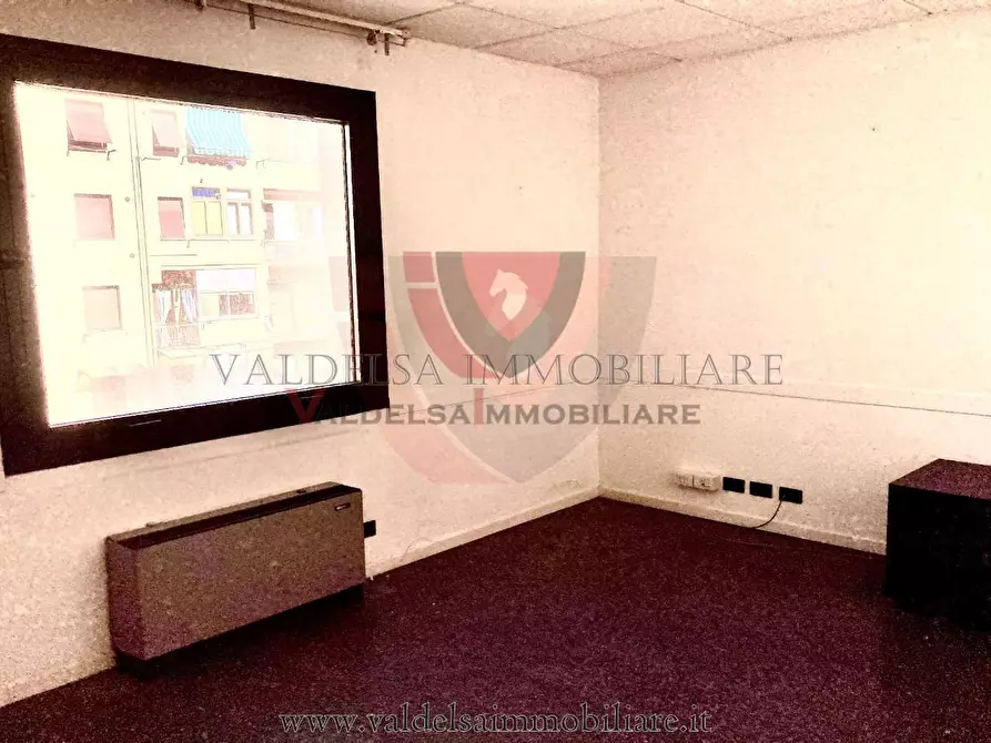 Immagine 9 di Ufficio in vendita  a Poggibonsi