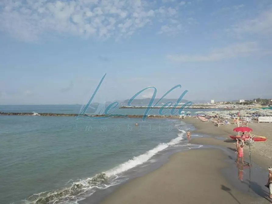 Immagine 10 di Mansarda in vendita  a Massa