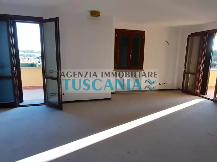 Immagine 4 di Casa trifamiliare in vendita  a Cecina