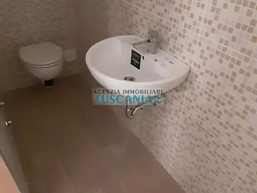 Immagine 11 di Casa trifamiliare in vendita  a Cecina