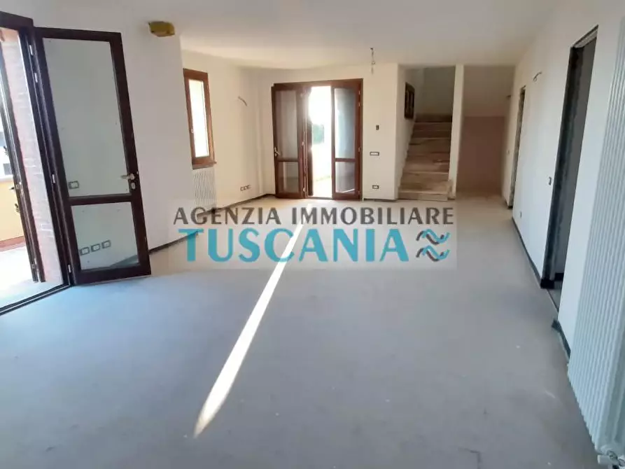 Immagine 1 di Casa trifamiliare in vendita  a Cecina