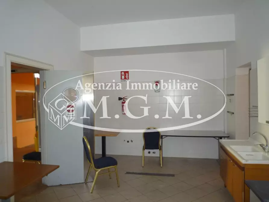 Immagine 17 di Locale commerciale in affitto  a Castelfranco Di Sotto