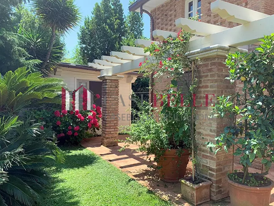 Immagine 13 di Villa in affitto  a Seravezza