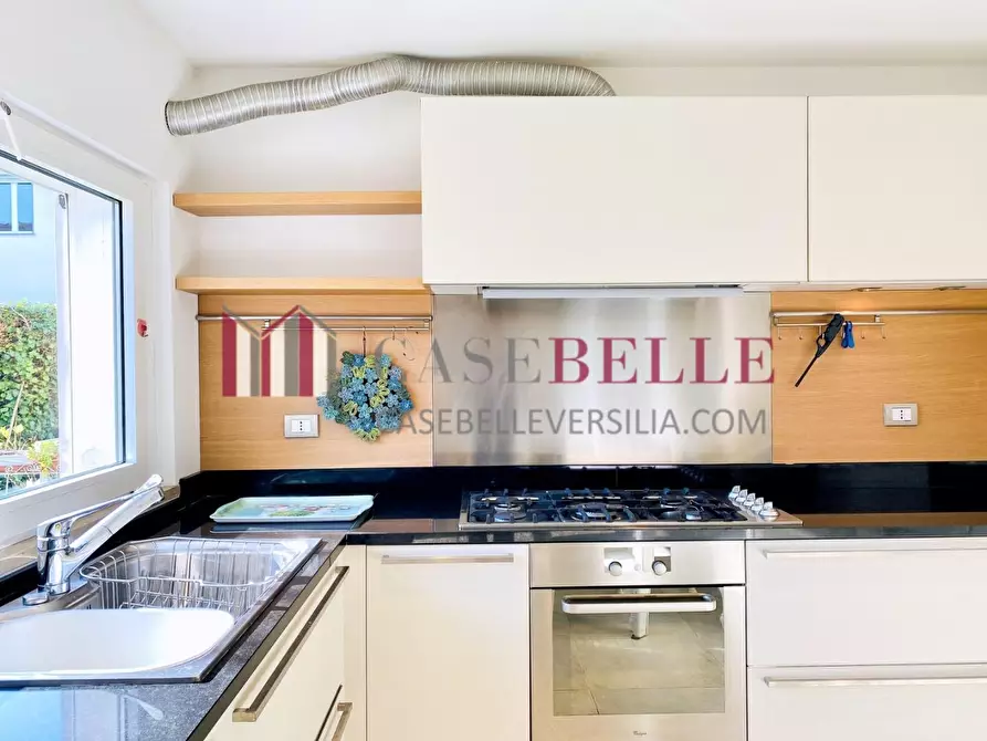 Immagine 8 di Villa in vendita  a Camaiore