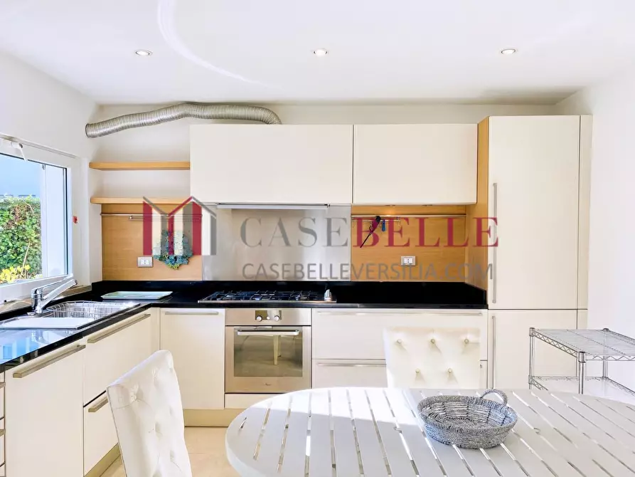 Immagine 7 di Villa in vendita  a Camaiore