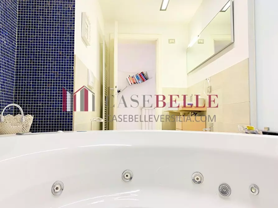 Immagine 21 di Villa in vendita  a Camaiore