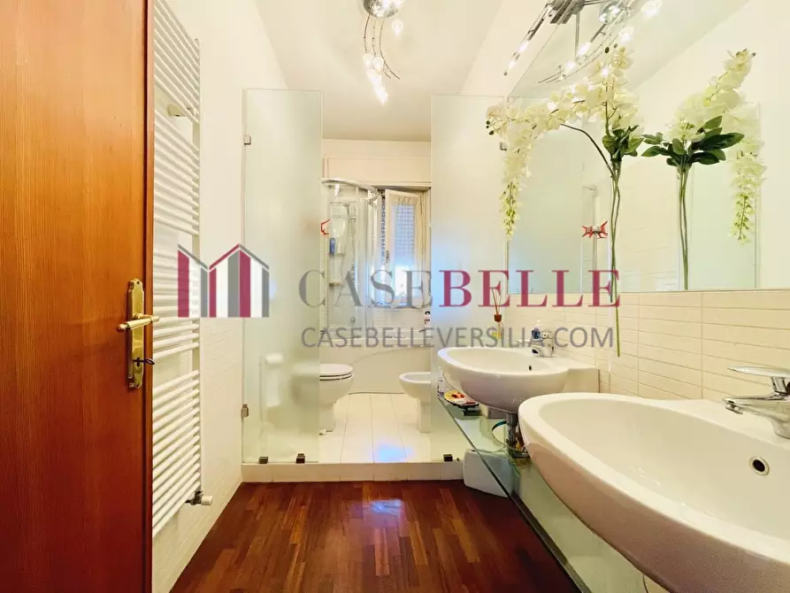 Immagine 48 di Villa in vendita  a Camaiore