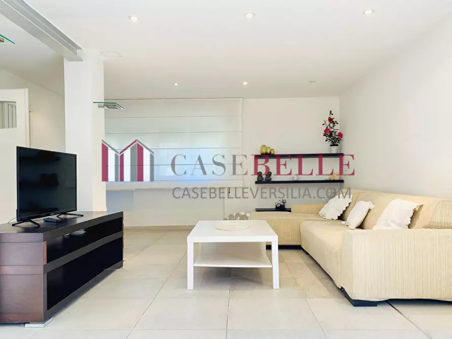 Immagine 3 di Villa in vendita  a Camaiore