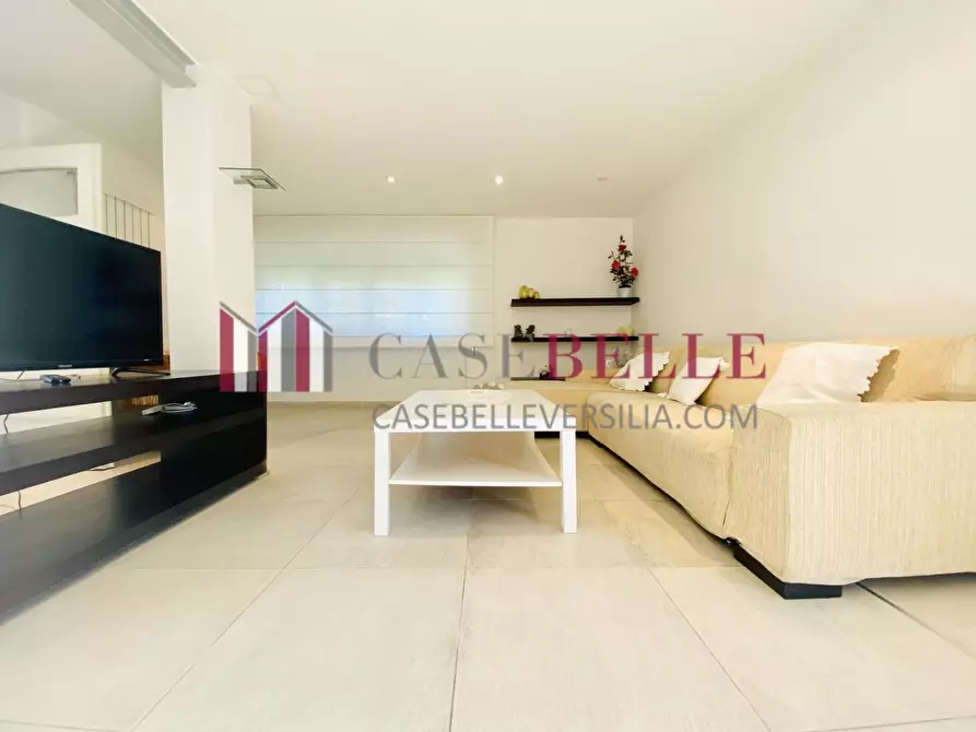 Immagine 2 di Villa in vendita  a Camaiore