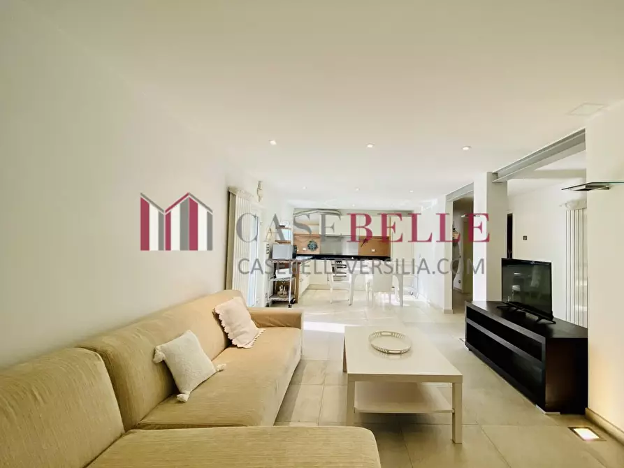 Immagine 4 di Villa in vendita  a Camaiore