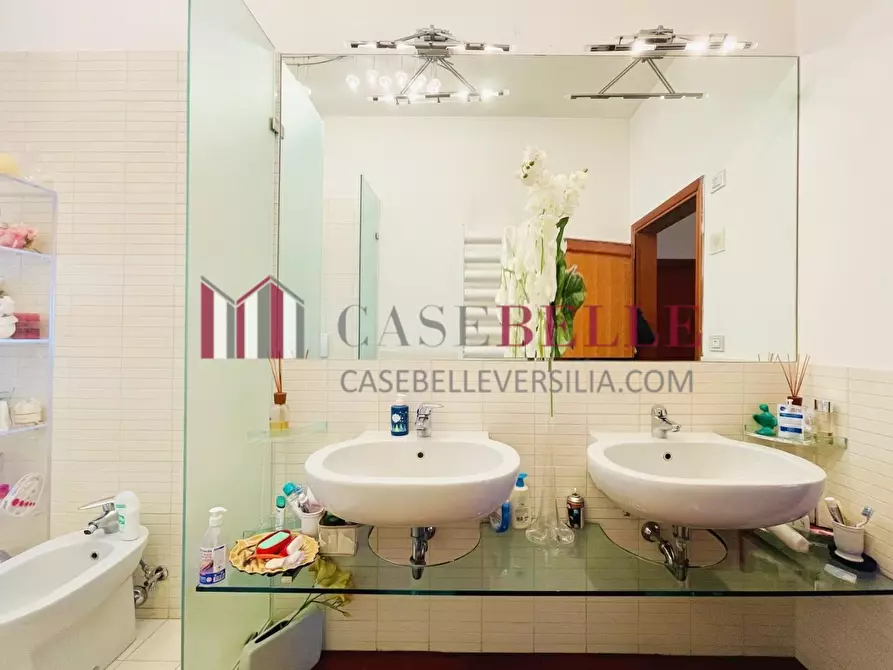 Immagine 49 di Villa in vendita  a Camaiore