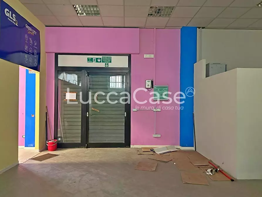 Immagine 13 di Locale commerciale in affitto  a Lucca