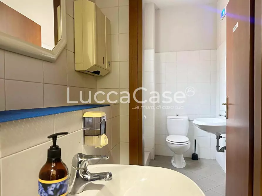 Immagine 15 di Locale commerciale in affitto  a Lucca