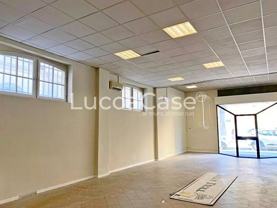 Immagine 3 di Locale commerciale in affitto  a Lucca