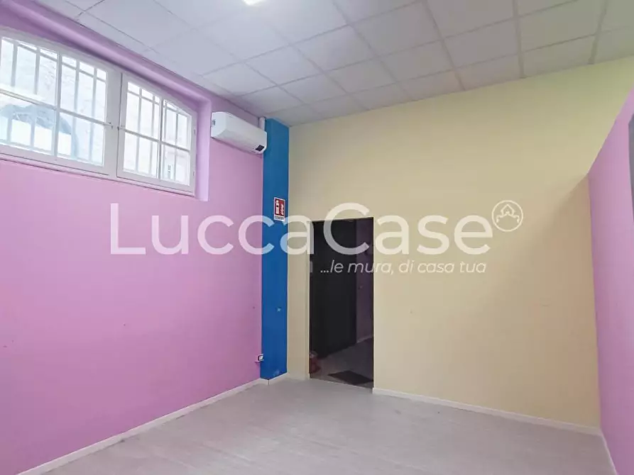 Immagine 11 di Locale commerciale in affitto  a Lucca