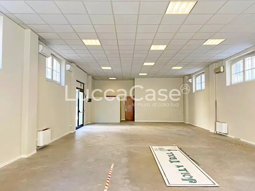 Immagine 2 di Locale commerciale in affitto  a Lucca