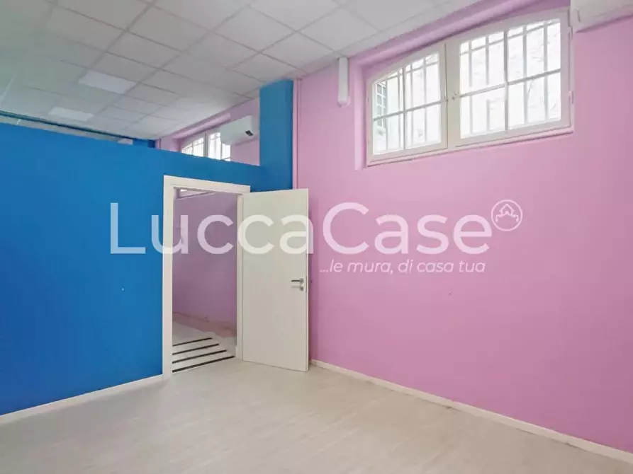 Immagine 10 di Locale commerciale in affitto  a Lucca